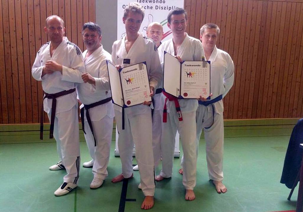 Taekwondo-Sportler bestanden Prüfung zum Schwarzgurt